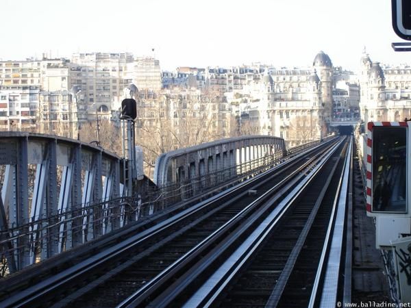 Paris, la station de métro Bir Hakeim, près de la Tour Eiffel Paris, la station de métro Bir Hakeim, près de la Tour Eiffel
