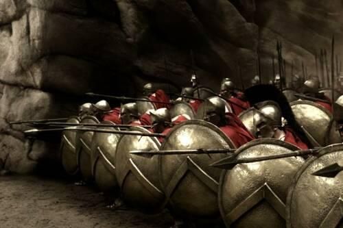 Les guerriers spartiates en formation pour repousser la première vague d'assaut perse... Les guerriers spartiates en formation pour repousser la première vague d'assaut perse...