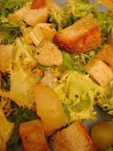 salade verte aux croutons et au tofu fume