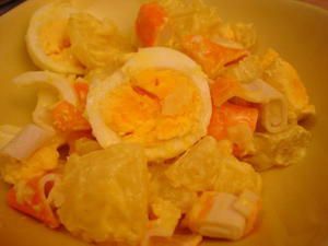 Salade de pommes de terre au surimi et aux oeufs durs