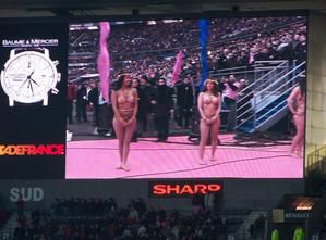 Stade de France, écran géant, femmes nues