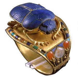DANS L'EGYPTE ANCIENNE LE LAPIS LAZULI ETAIT LA PIERRRE PREFEREE POUR SCULPTER EN PARTICULIER DES SCARAB3ES
