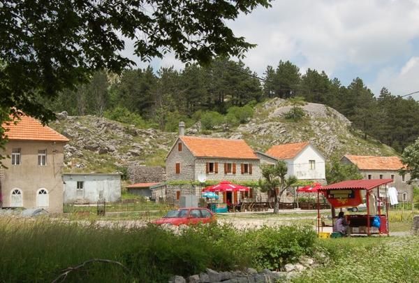 792---Montenegro---seconde-excursion---le-petit-village-montagnrad-10.jpg