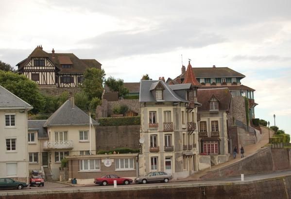 790---Saint-Valerie-en-Caux---une-belle-maison-et-son-chemin.jpg