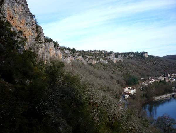 Vue sur la falaise et le village de St Géry
