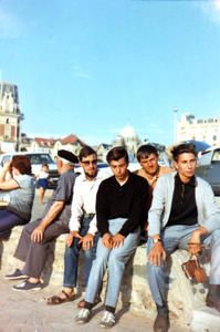 Quatre "dragueurs" qui posent... à Biarritz. A partir du 1er plan, à droite : Pepel - Gégé - Alain et Pat .