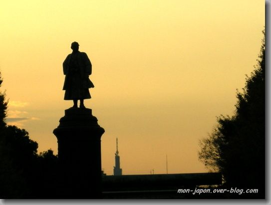 silouhette-1-statue-ministre.jpg