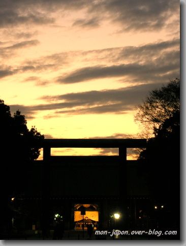 silouhette-2-tori-yasukuni.jpg