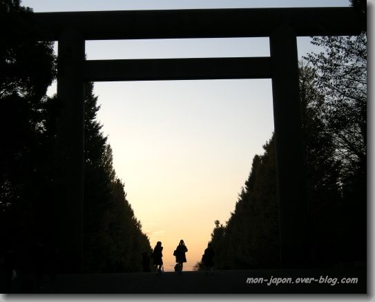 silouhette-3-yasukuni-tori.jpg