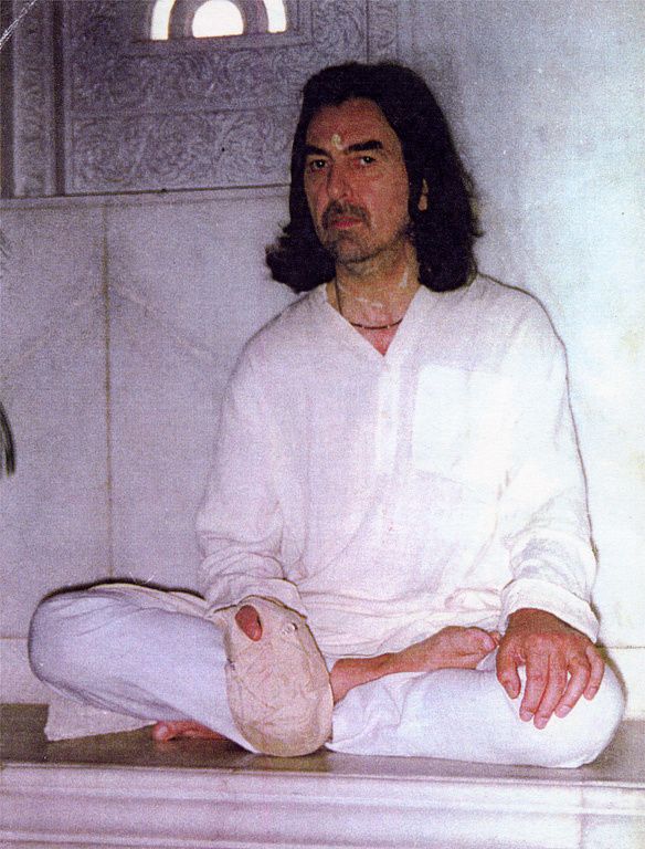 George Harrison chantant Hare Krishna