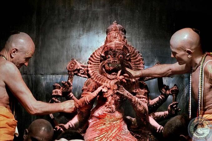 Deux célèbres brahmacaris de l'Ikscon : Jananivasa Prabhu et son frère Pankajangrahi Prabhu occupés à baigner la murti du Seigneur Nrisimhadeva à Mayapura