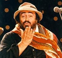 Pavarotti envoyant des baisers à la foule