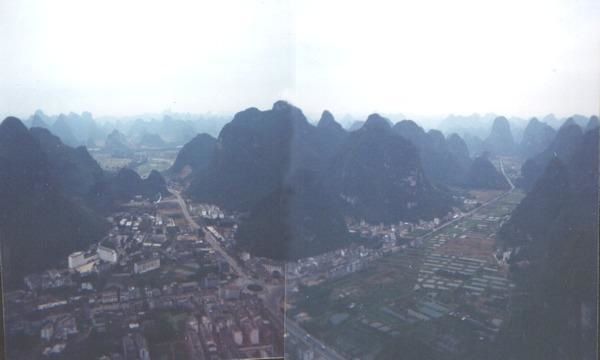 La petite ville de Yangshuo est comme une pieuvre qui s'etend entre les montagnes