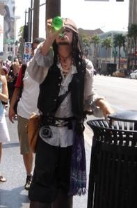 Jack-sparrow-qui-se-siffle-une-bi--re.jpg