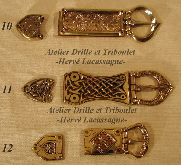 Boucles en bronze par Hervé Lacassagne - Essais de reconstitution d'objets  medievaux en cuir.