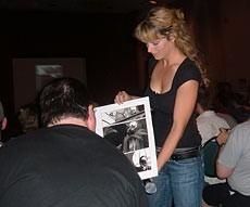 Erica Durance présentant une oeuvre aux invités Erica Durance présentant une oeuvre aux invités