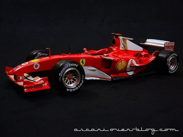 1-18 Ferrari F2004 Schum Carrer records Hot Weels 09