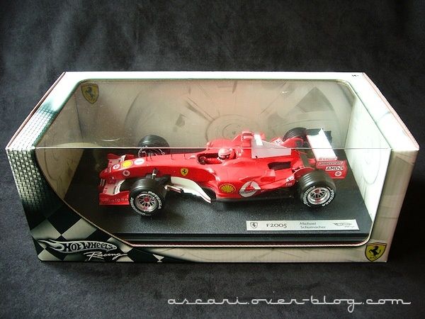 1-18 Ferrari F2005 Schumacher 01