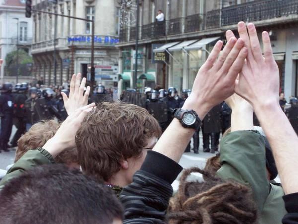 les mains des manifestants anti-CPE, ne voulant pas être confondus avec les casseurs