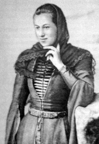 Jeune fille ossète en costume traditionnel (début du XXe siècle)