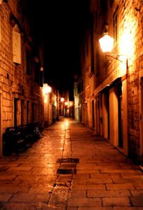 rue_deserte_eclairee_nuit.jpg