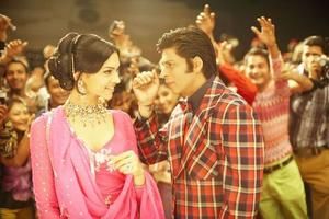 DeepikaPadukoneShahRukh-omshantiom.jpg