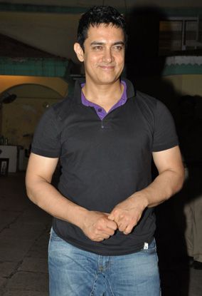 Aamir-Khan-tout-sourire-lors-de-la-fete-organisee-par-Aam.jpg