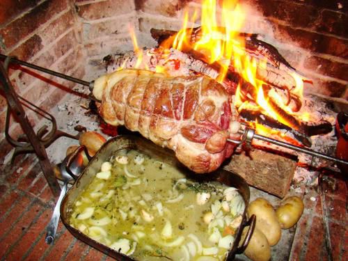 Faire Rôti de porc à la broche, feu de cheminée à feu ouvert - La Cachina