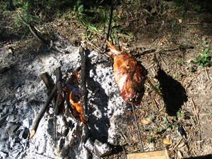 Gigot de sanglier à la broche (feu ouvert) - La Cachina