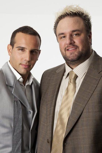 Thomas Desson (à droite) et Célian Varini (à gauche) s'apprêtent à commenter la TNA sur W9 Thomas Desson (à droite) et Célian Varini (à gauche) s'apprêtent à commenter la TNA sur W9