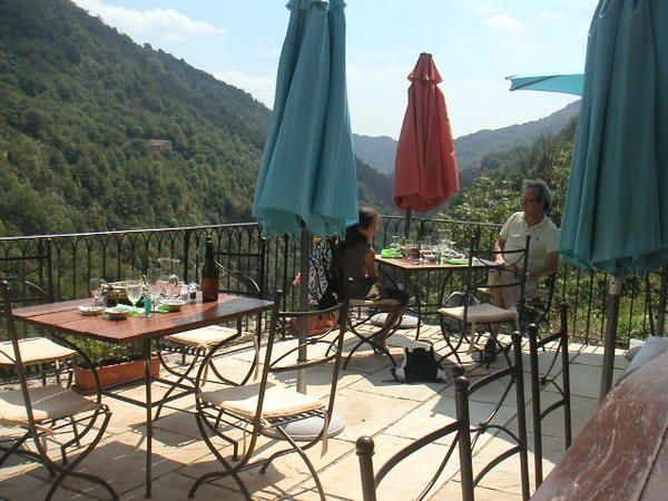 café des serres - la terrasse dominant la vallée