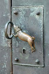 Poignée de porte en bronze de l'abbaye de Quedlinburg, représentant le cochon de saint Antoine