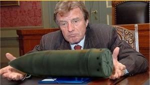 Kouchner-et-la-bombe.jpg