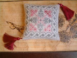 Coussinet-blackwork.jpg