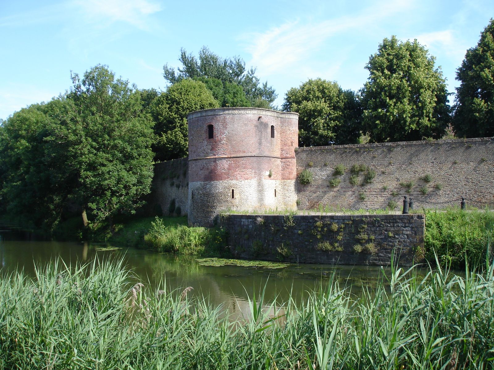 Sur les bords du canal du roy. Les fortifications de Bergues