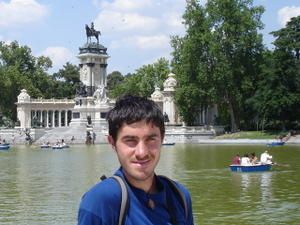 Loic devant le bassin du Parc El Retiro, Madrid
