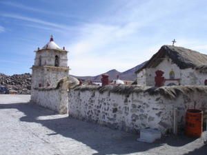 La jolie église du village de Parinacota, aux murs blanchis à la chaux. Le clocher est séparé de l'église. Les locaux disent qu'ils sont "l'homme et la femme". Pas très catholique tout ça! 