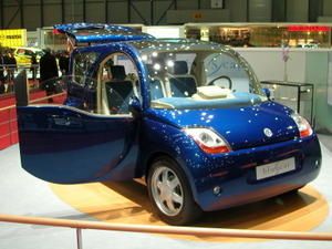 800px-Bollor---Blue-Car.jpg