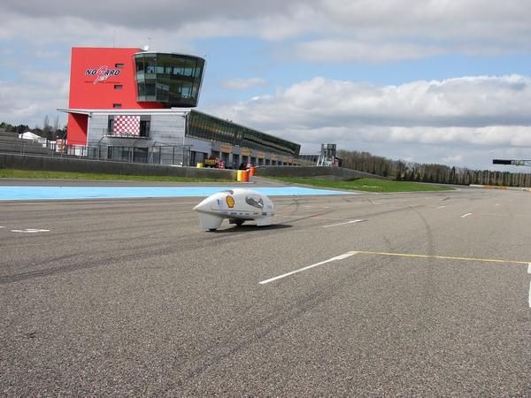 TIM 04 roule devant les stands TIM 04 roule devant les stands