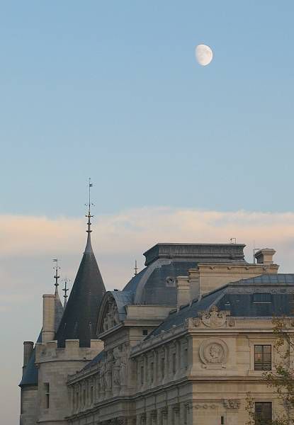 Paris - La lune au-dessus de la Conciergerie