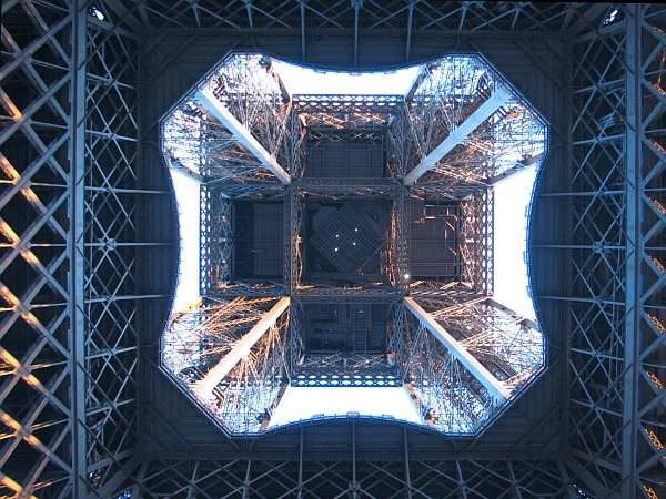 Tour Eiffel vue de dessous