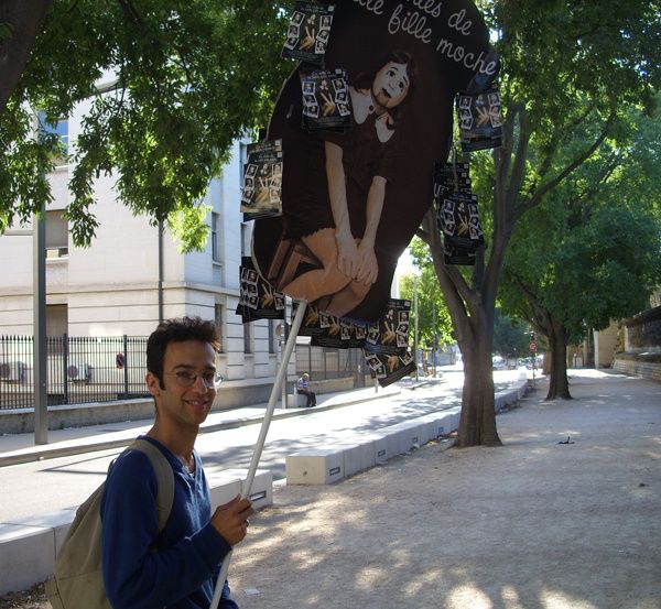 Julien Daillère, en pleine promotion des Contes de la petite fille moche dans les rues d'Avignon Julien Daillère, en pleine promotion des Contes de la petite fille moche dans les rues d'Avignon