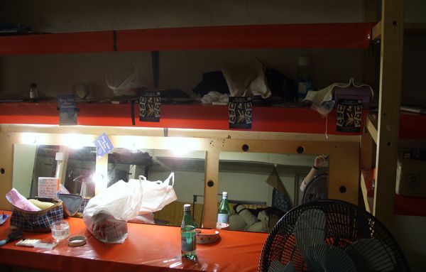 Loge des Contes de la petite fille moche au Théâtre Tremplin à Avignon Loge des Contes de la petite fille moche au Théâtre Tremplin à Avignon