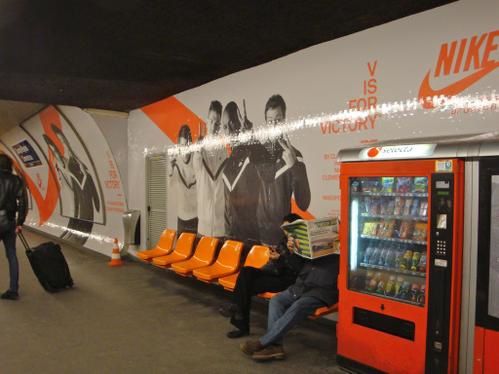 La publicité Nike envahit le quai du métro: j'aurai préféré un mur blanc! -  archéologie du futur / archéologie du quotidien