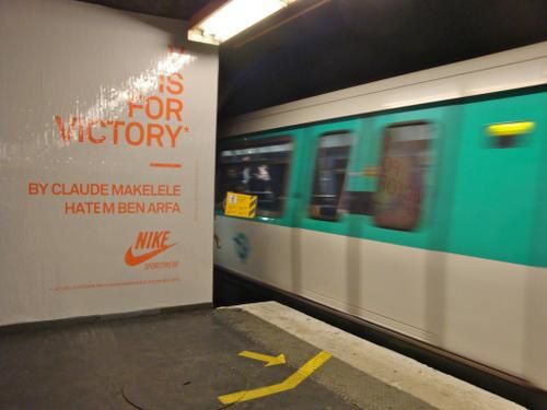 La publicité Nike envahit le quai du métro: j'aurai préféré un mur blanc! -  archéologie du futur / archéologie du quotidien