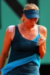 maria sharapova serre le poing pendant son match face à nadia petrova au 2ème tour du tournoi de roland garros. sharapova, non tête de série, s'impose 8-6 au 3ème set face à la tête de série n°11 maria sharapova serre le poing pendant son match face à nadia petrova au 2ème tour du tournoi de roland garros. sharapova, non tête de série, s'impose 8-6 au 3ème set face à la tête de série n°11