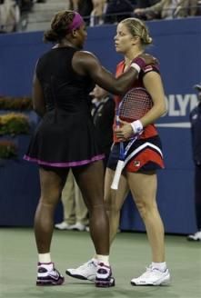 serena williams félicite kim clijsters après la victoire de la belge en demi-finale de l'us open. serena williams a pris un point de pénalité pour comportement antisportif après avoir contesté une faute de pied annoncée par une juge de ligne à 5-6 15-30 service serena, dans le 2ème set, moment tendu du match serena williams félicite kim clijsters après la victoire de la belge en demi-finale de l'us open. serena williams a pris un point de pénalité pour comportement antisportif après avoir contesté une faute de pied annoncée par une juge de ligne à 5-6 15-30 service serena, dans le 2ème set, moment tendu du match