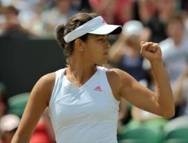 ana ivanovic serre le point pendant son match face à samantha stosur au 3eme tour du tournoi de wimbledon ana ivanovic serre le point pendant son match face à samantha stosur au 3eme tour du tournoi de wimbledon