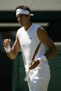 juan martin del potro serre le poing pendant son match contre arnaud clement au 1er tour du tournoi de wimbledon juan martin del potro serre le poing pendant son match contre arnaud clement au 1er tour du tournoi de wimbledon
