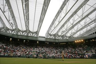 vue sur le nouveau toit du Centre Court du tournoi de Wimbledon vue sur le nouveau toit du Centre Court du tournoi de Wimbledon